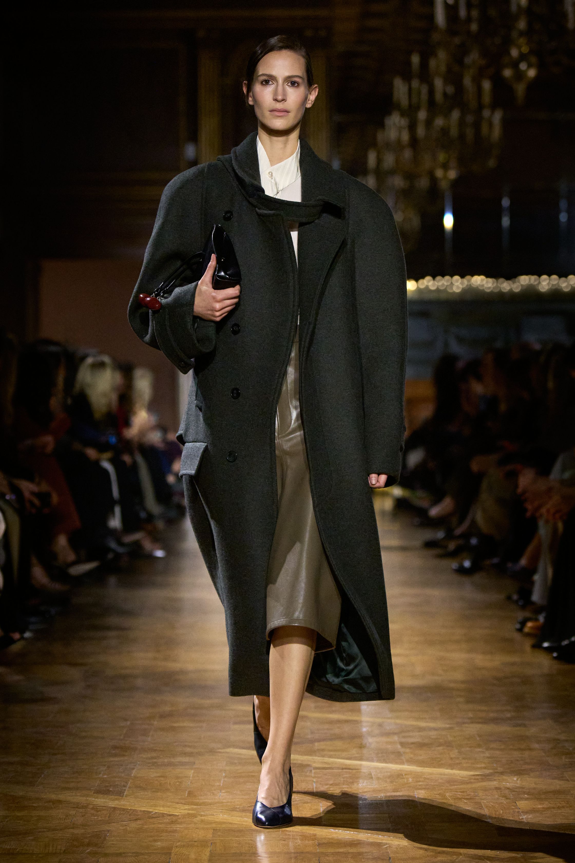 Victoria Beckham 本季继续深化她的极简权力美学：干净利落的西装、精确比例的高腰裤与极具雕塑感的晚装礼服构建出一种冷静而优雅的都市女性形象。墨绿、深蓝与黑色构成成熟色谱，而球形裙摆与不对称剪裁让极简设计中出现微妙戏剧性。整场秀显得克制却高级-顽石频道趋势研究